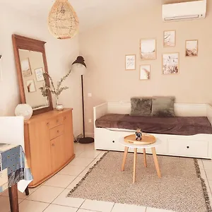 https://charmant-petit-studio-a-2-pas-du-village.fr-provencehotel.com